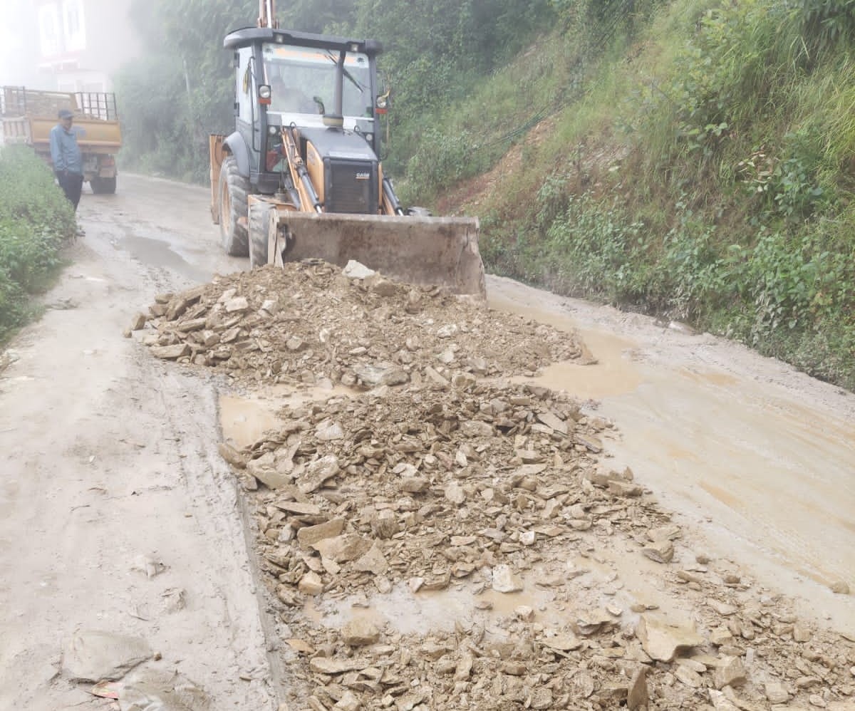 सडकको खाल्डाखुल्डी पुर्न उत्रिए वडा अध्यक्ष ताम्राकार