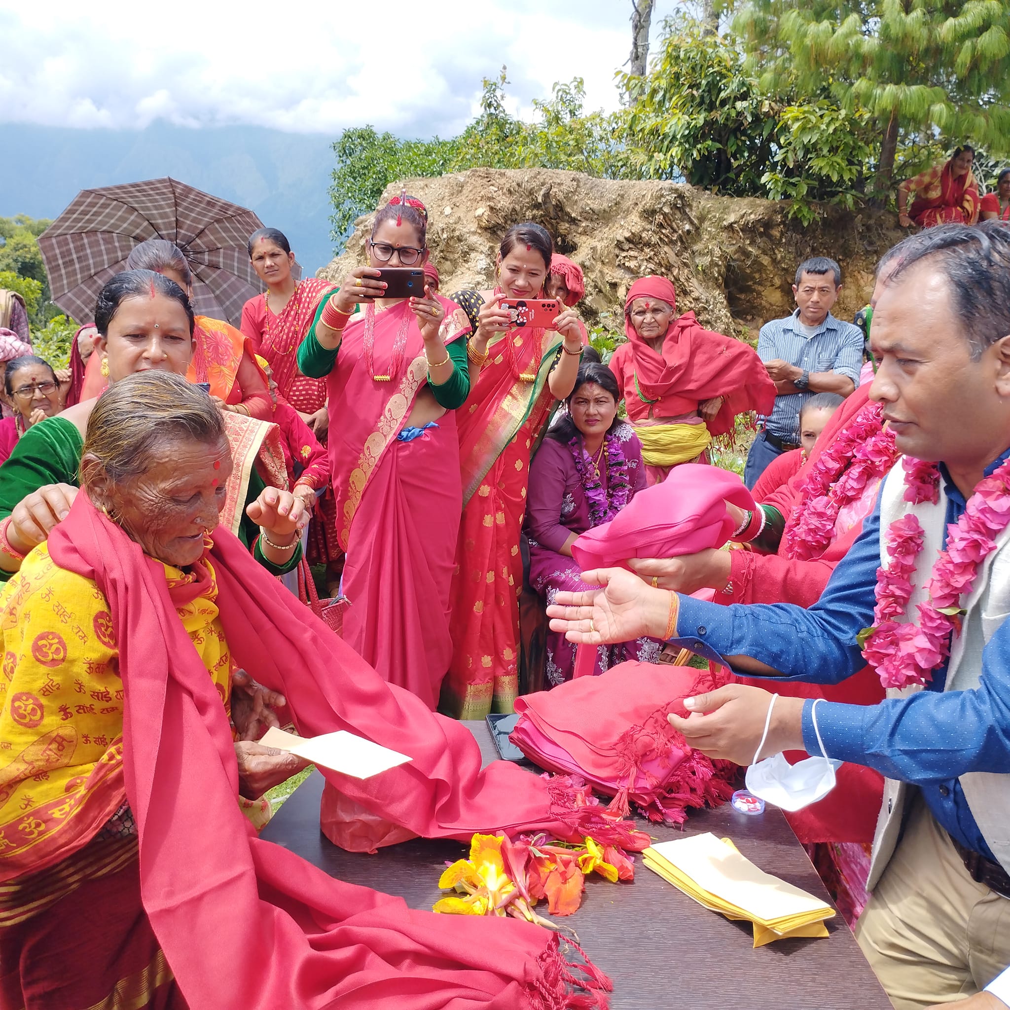 एकल महिलालाई रातो दोसल्ला र नगद सहित सम्मान