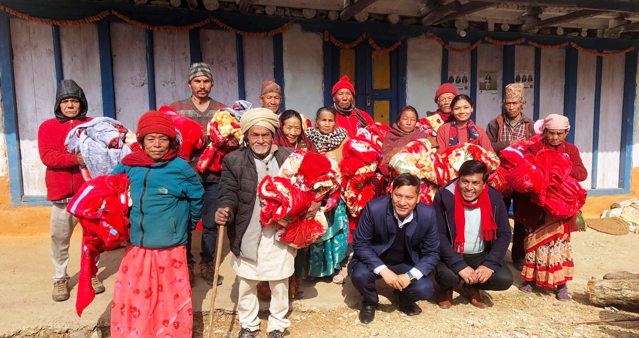 सिनपा १२ का १५ गरिब परिवारलाई ओखलढुङ्गाका सिडिओ तामाङले दिए न्यानो कपडा