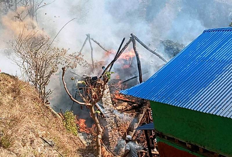 ओखलढुंगा : सुनकोशी ८ मा आगलागी हुँदा १ घर जल्यो, ४ लाखको क्षति