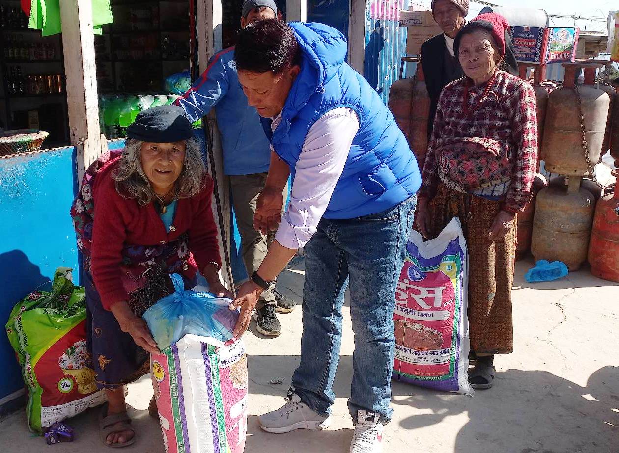 वडा अध्यक्ष ताम्राकारद्धारा बिपन्नलाई खाद्यान्न सहयोग, ज्याकेट वितरण गर्ने तयारी