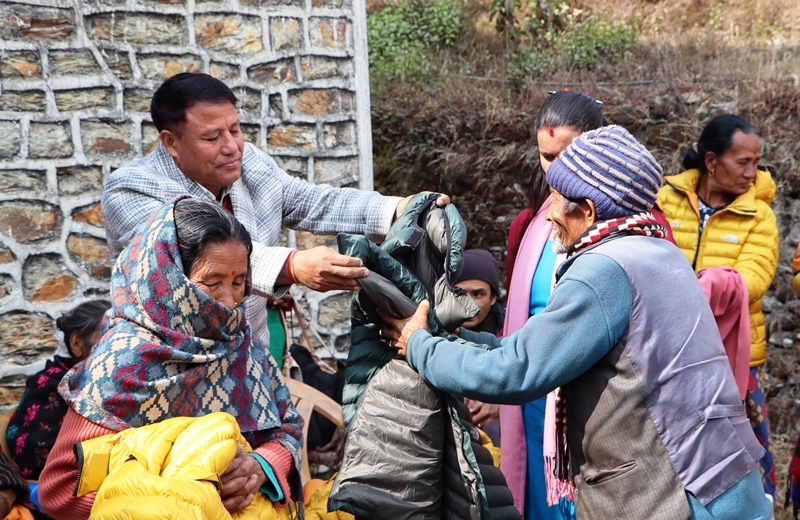 ओखलढुंगा : वडा अध्यक्ष ताम्राकारद्धारा व्यक्तिगत खर्चमा ३३ जनालाई ज्याकेट वितरण