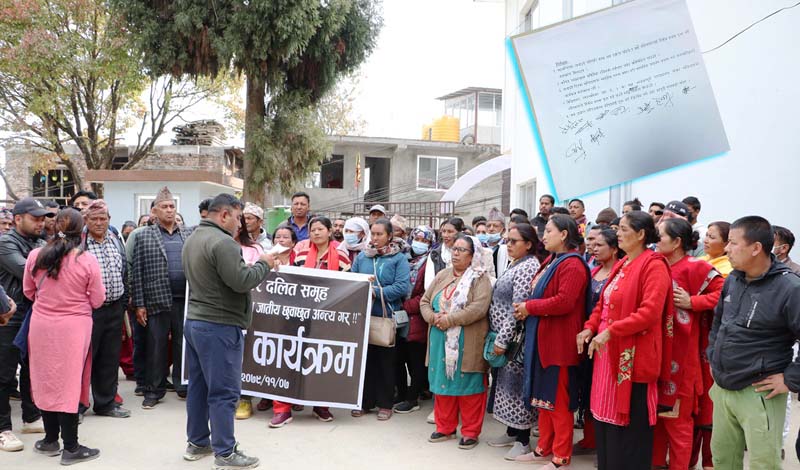 ओखलढुंगा : जातीय विभेद र छुवाछुतको मुद्धा स्थानीय सरकार र प्रहरी प्रसासनकै उपस्थितीमा मिलापत्र