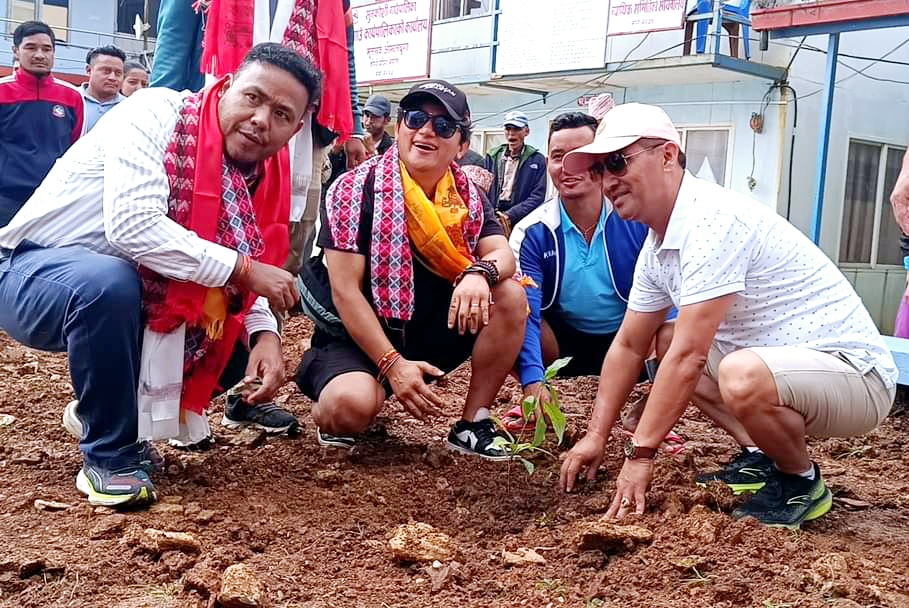 राजु लामा फाउन्डेसनले गर्यो शुनकोशी गाउँपालिकामा वृक्षरोपण