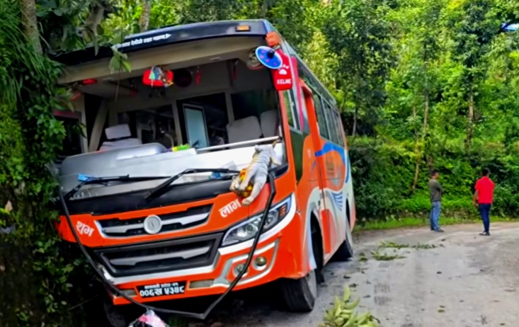 ओखलढुंगा : यात्रु लिन टेकानपुर जाँदै गरेको बस दुर्घटना