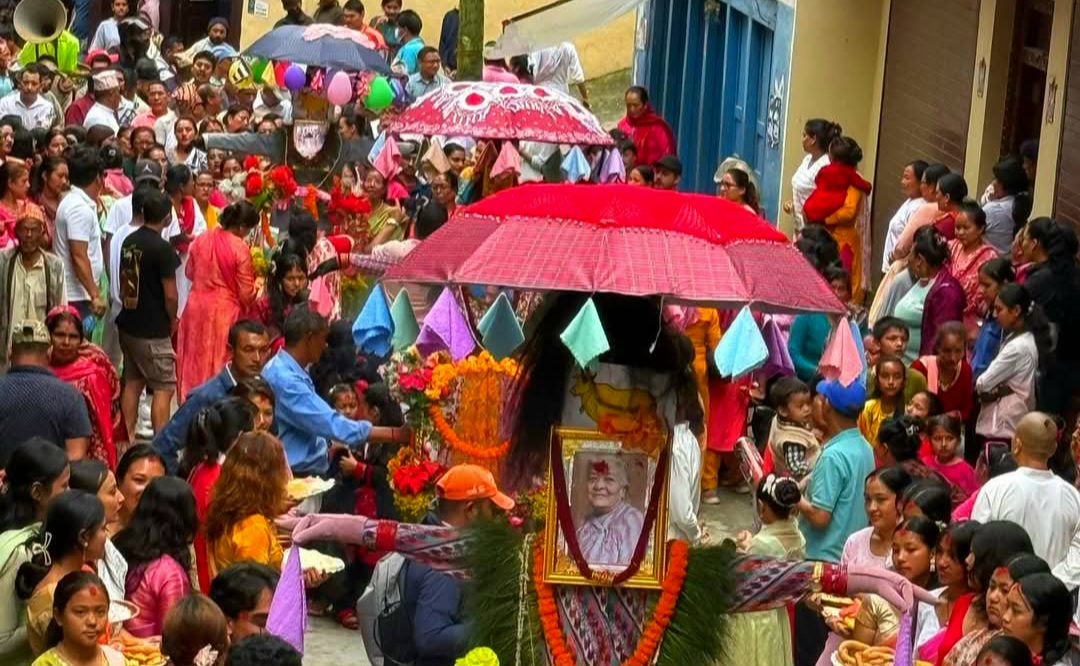 ओखलढुंगा सदरमुकाममा नेवार समुदायले निकाले गाइजात्रा