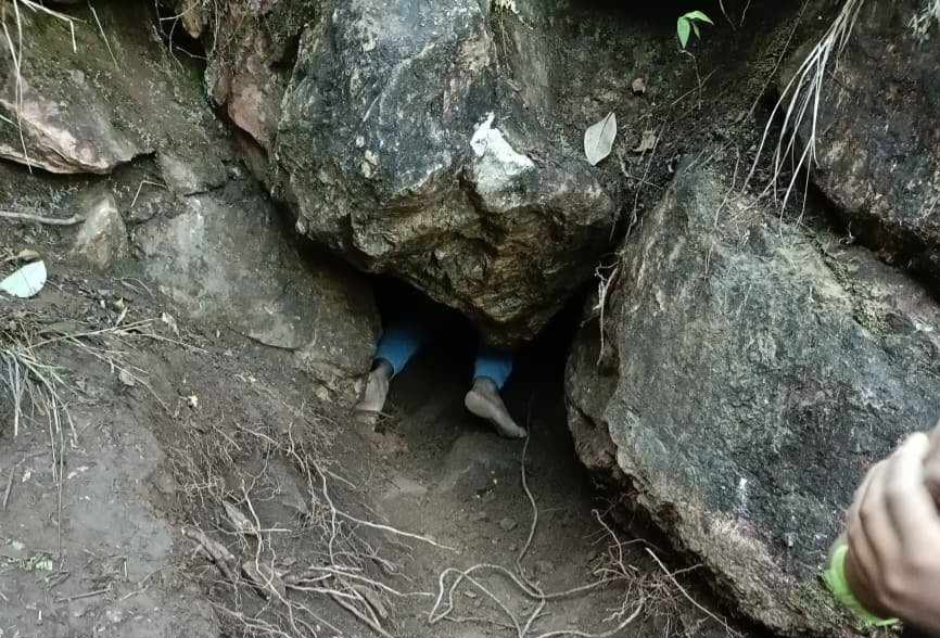 ओखलढुंगामा दुम्सी खोज्न गएका पुरुष ढुंगाको चेपमा अड्किए